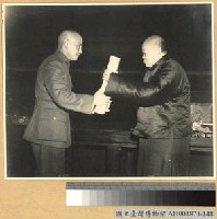 藏品(吳敬恒將國大憲法呈蔣主席)的圖片